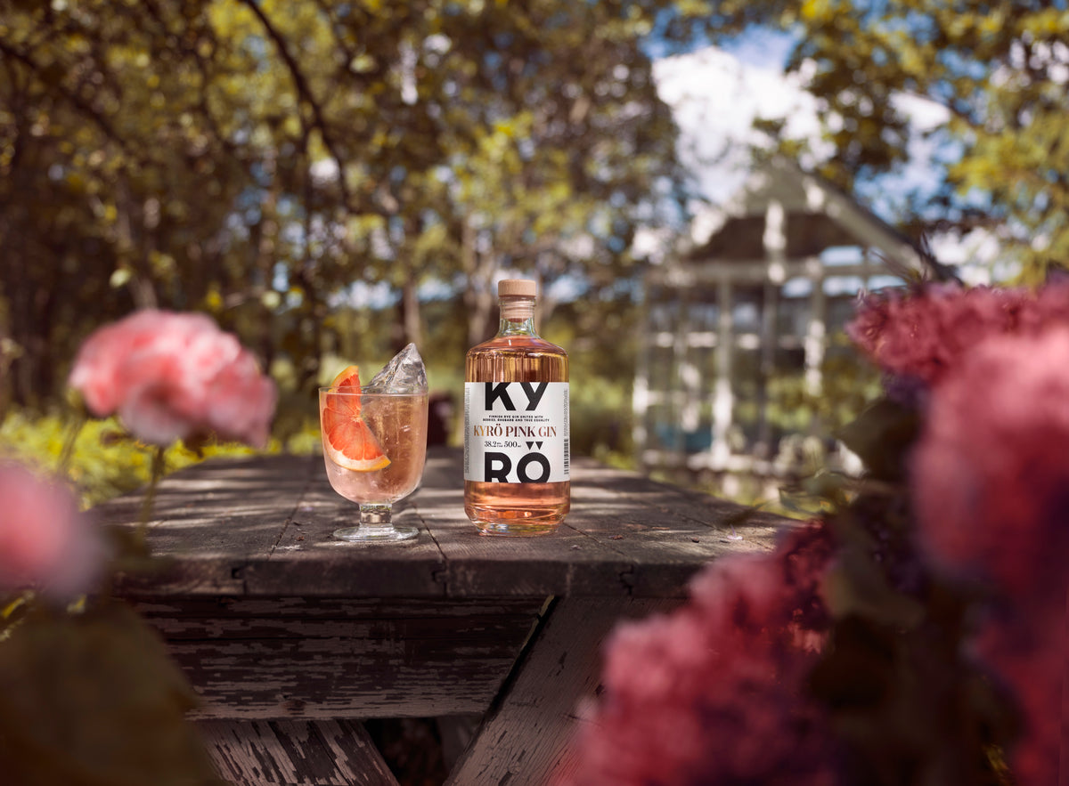 Kyrö Pink Gin ja Pink Gin & Tonic puutarhassa